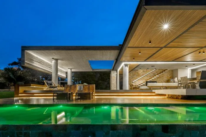 BIM architecture | Creating hierarchical and horizontally nested spaces: Brazilian "movie" residences