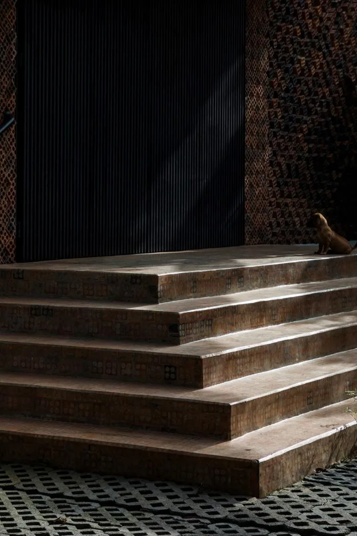 BIM Architecture | Gentle Breeze, Fluttering Light and Shadow: Vietnam's 'Self breathing' Wall House