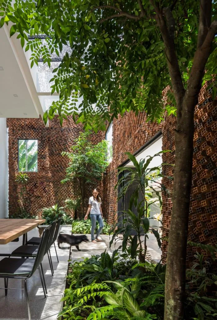 BIM Architecture | Gentle Breeze, Fluttering Light and Shadow: Vietnam's 'Self breathing' Wall House