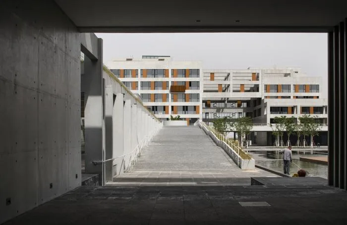 West entrance continuous walking path © Peter Dixie (UK)/Luotang Architectural Photography