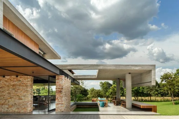 BIM architecture | Creating hierarchical and horizontally nested spaces: Brazilian "movie" residences