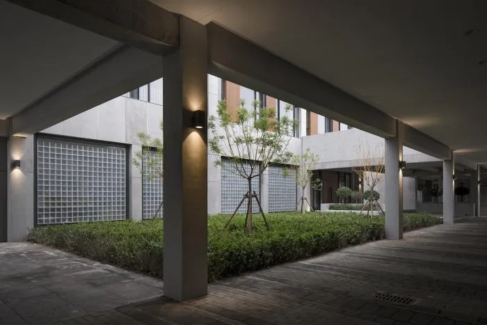 Breathing space in the corridor © Peter Dixie (UK)/Luotang Architectural Photography