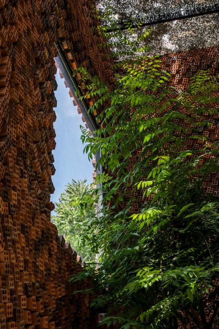 BIM Architecture | Gentle Breeze, Fluttering Light and Shadow: Vietnam's 'Self breathing' Wall House