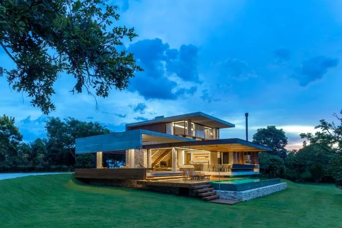 BIM architecture | Creating hierarchical and horizontally nested spaces: Brazilian "movie" residences