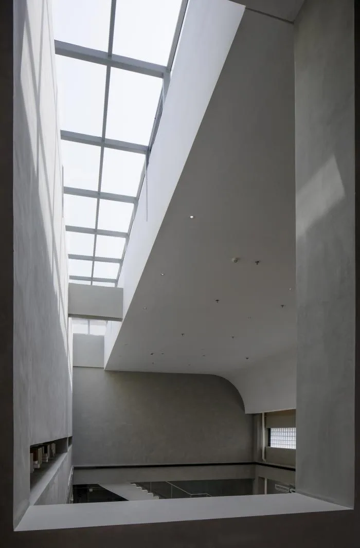 Designer studio courtyard space © Peter Dixie (UK)/Luotang Architectural Photography
