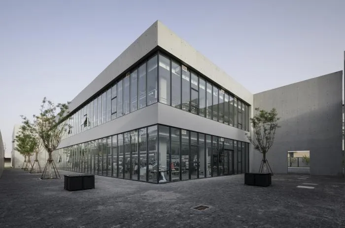 View of intelligent workshop from the inner courtyard © Peter Dixie (UK)/Luotang Architectural Photography