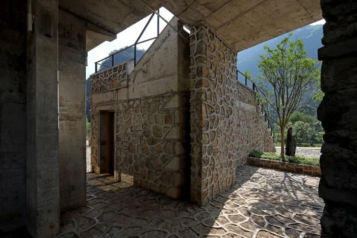 BIM Architecture | Giant Stone Creeping at the Foot of the Mountain: Louna Camping Service Center/Li Xinggang Studio