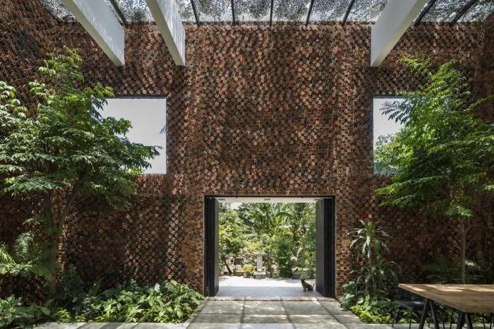 BIM Architecture | Gentle Breeze, Fluttering Light and Shadow: Vietnam's 'Self breathing' Wall House
