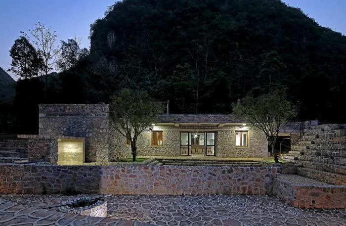 BIM Architecture | Giant Stone Creeping at the Foot of the Mountain: Louna Camping Service Center/Li Xinggang Studio