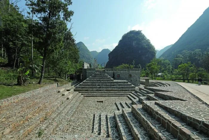 BIM Architecture | Giant Stone Creeping at the Foot of the Mountain: Louna Camping Service Center/Li Xinggang Studio