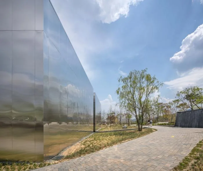 BIM Architecture | Sky and Water Weave Together, Hard Metal Reflects a Sense of Future: 'Mon Amour' Cultural Space