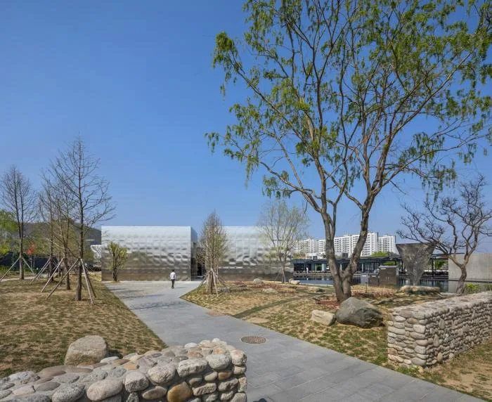 BIM Architecture | Sky and Water Weave Together, Hard Metal Reflects a Sense of Future: 'Mon Amour' Cultural Space