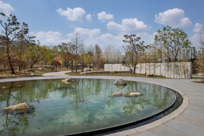 BIM Architecture | Sky and Water Weave Together, Hard Metal Reflects a Sense of Future: 'Mon Amour' Cultural Space