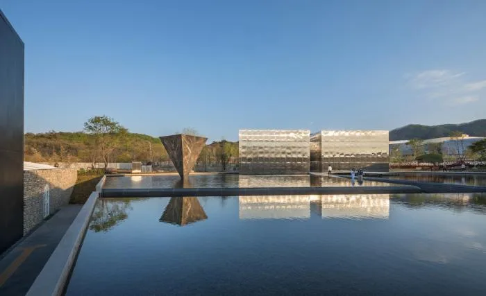 BIM Architecture | Sky and Water Weave Together, Hard Metal Reflects a Sense of Future: 'Mon Amour' Cultural Space