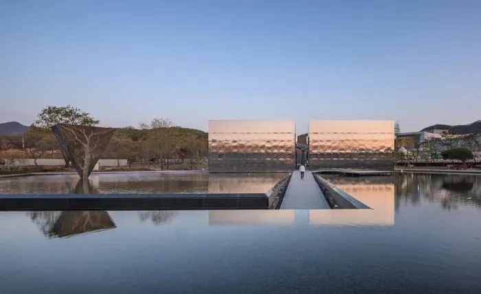 BIM Architecture | Sky and Water Weave Together, Hard Metal Reflects a Sense of Future: 'Mon Amour' Cultural Space
