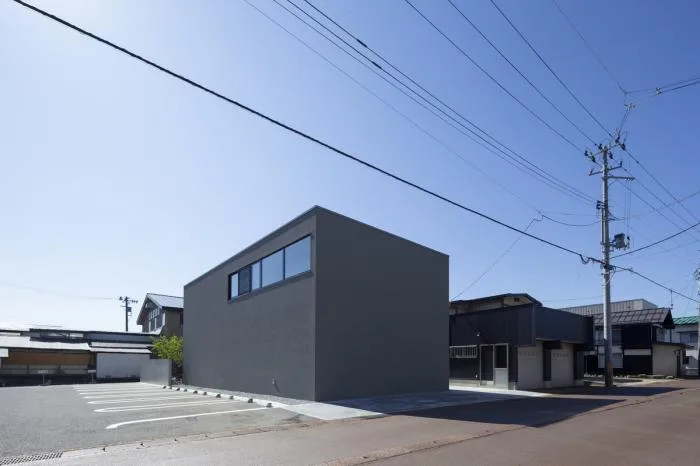 BIM architecture | Half covered with vertical walls, transparent and scenic: Residential "SCAPE" in Yamagata Prefecture, Japan