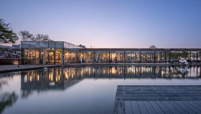 BIM Architecture | Sky and Water Weave Together, Hard Metal Reflects a Sense of Future: 'Mon Amour' Cultural Space
