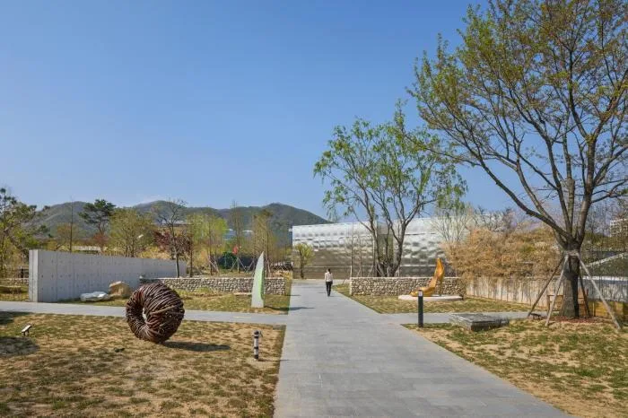 BIM Architecture | Sky and Water Weave Together, Hard Metal Reflects a Sense of Future: 'Mon Amour' Cultural Space