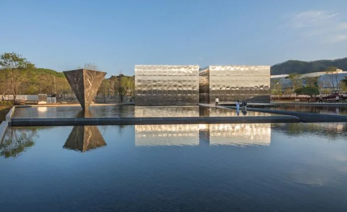 BIM Architecture | Sky and Water Weave Together, Hard Metal Reflects a Sense of Future: 'Mon Amour' Cultural Space