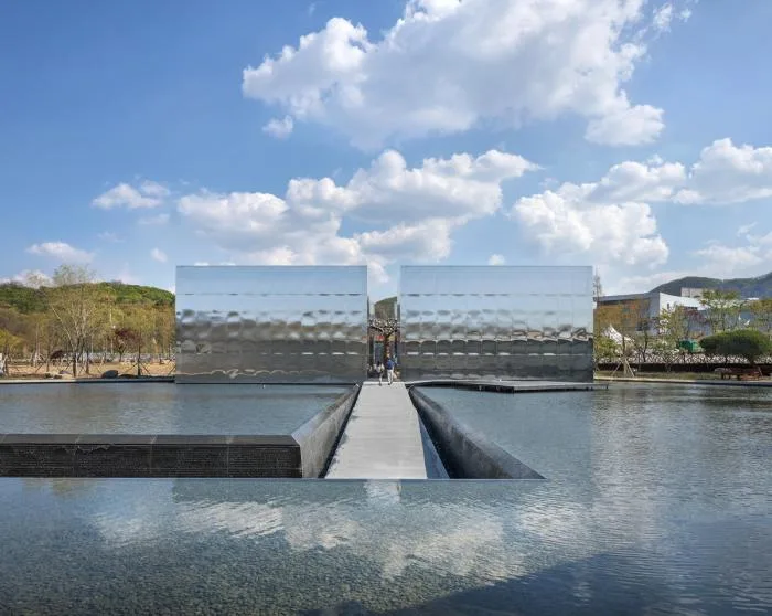 BIM Architecture | Sky and Water Weave Together, Hard Metal Reflects a Sense of Future: 'Mon Amour' Cultural Space