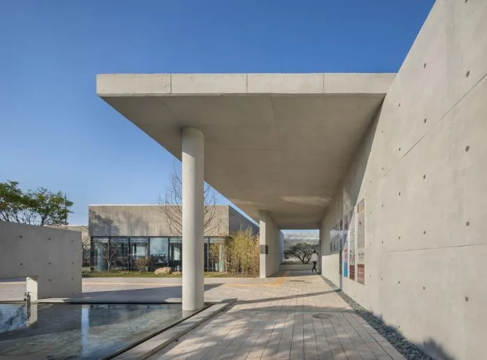 BIM Architecture | Sky and Water Weave Together, Hard Metal Reflects a Sense of Future: 'Mon Amour' Cultural Space