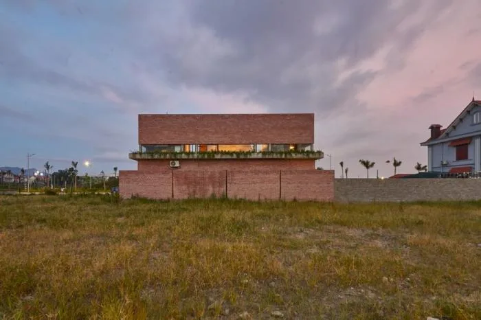 BIM Architecture | Enjoying the Courtyard, Watching Fish in Peace: Vietnam Green Screen Residence/HGAA