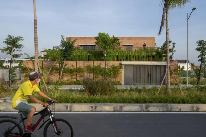BIM Architecture | Enjoying the Courtyard, Watching Fish in Peace: Vietnam Green Screen Residence/HGAA