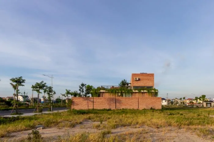 BIM Architecture | Enjoying the Courtyard, Watching Fish in Peace: Vietnam Green Screen Residence/HGAA