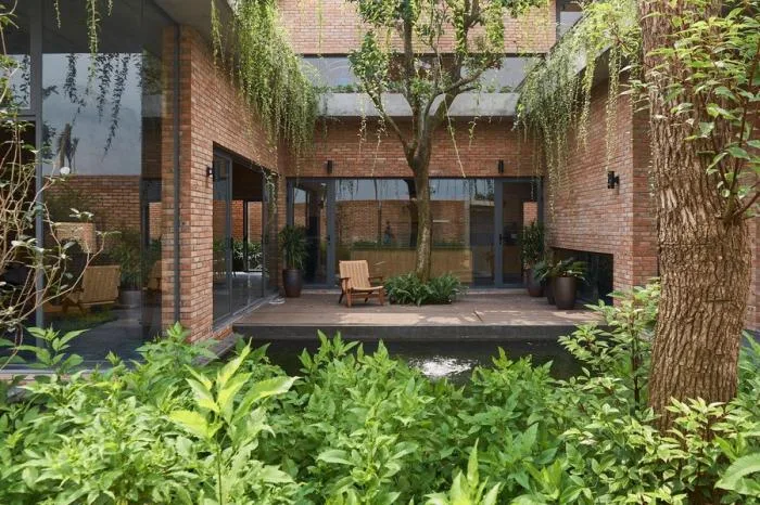 BIM Architecture | Enjoying the Courtyard, Watching Fish in Peace: Vietnam Green Screen Residence/HGAA