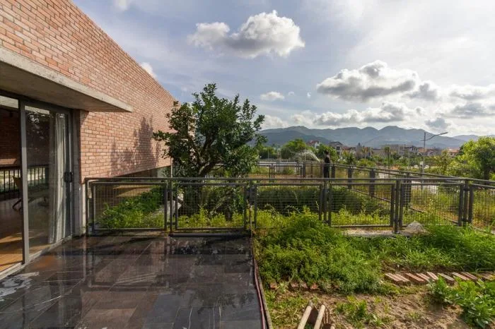 BIM Architecture | Enjoying the Courtyard, Watching Fish in Peace: Vietnam Green Screen Residence/HGAA