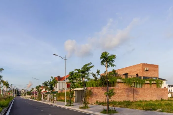 BIM Architecture | Enjoying the Courtyard, Watching Fish in Peace: Vietnam Green Screen Residence/HGAA