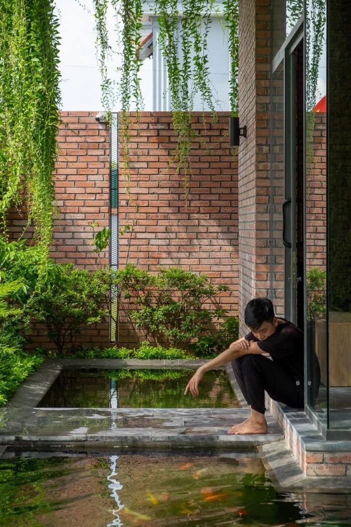 BIM Architecture | Enjoying the Courtyard, Watching Fish in Peace: Vietnam Green Screen Residence/HGAA