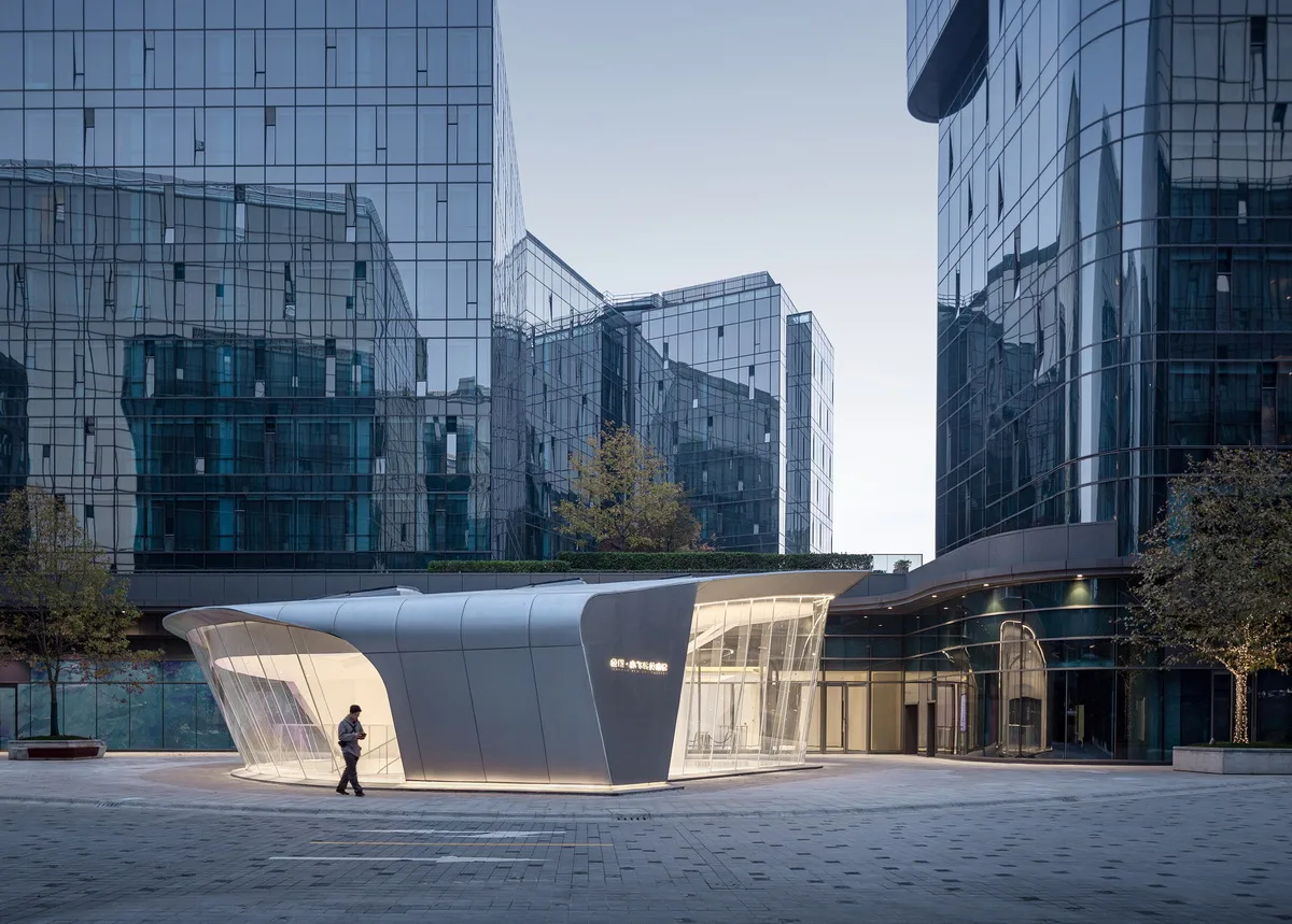 BIM Architecture | Shanghai Hongqiao's First Contemporary Art Museum: A 'Wing' Emerging from the Square Urban Texture / San Yi Design
