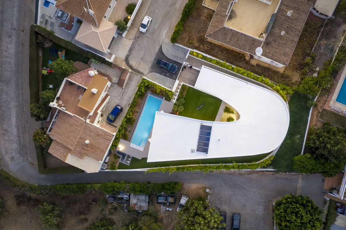 BIM Architecture | Dorfler Residential in Portugal, Bold and Elegant Curves/Vitor Vilhena Arquitectura