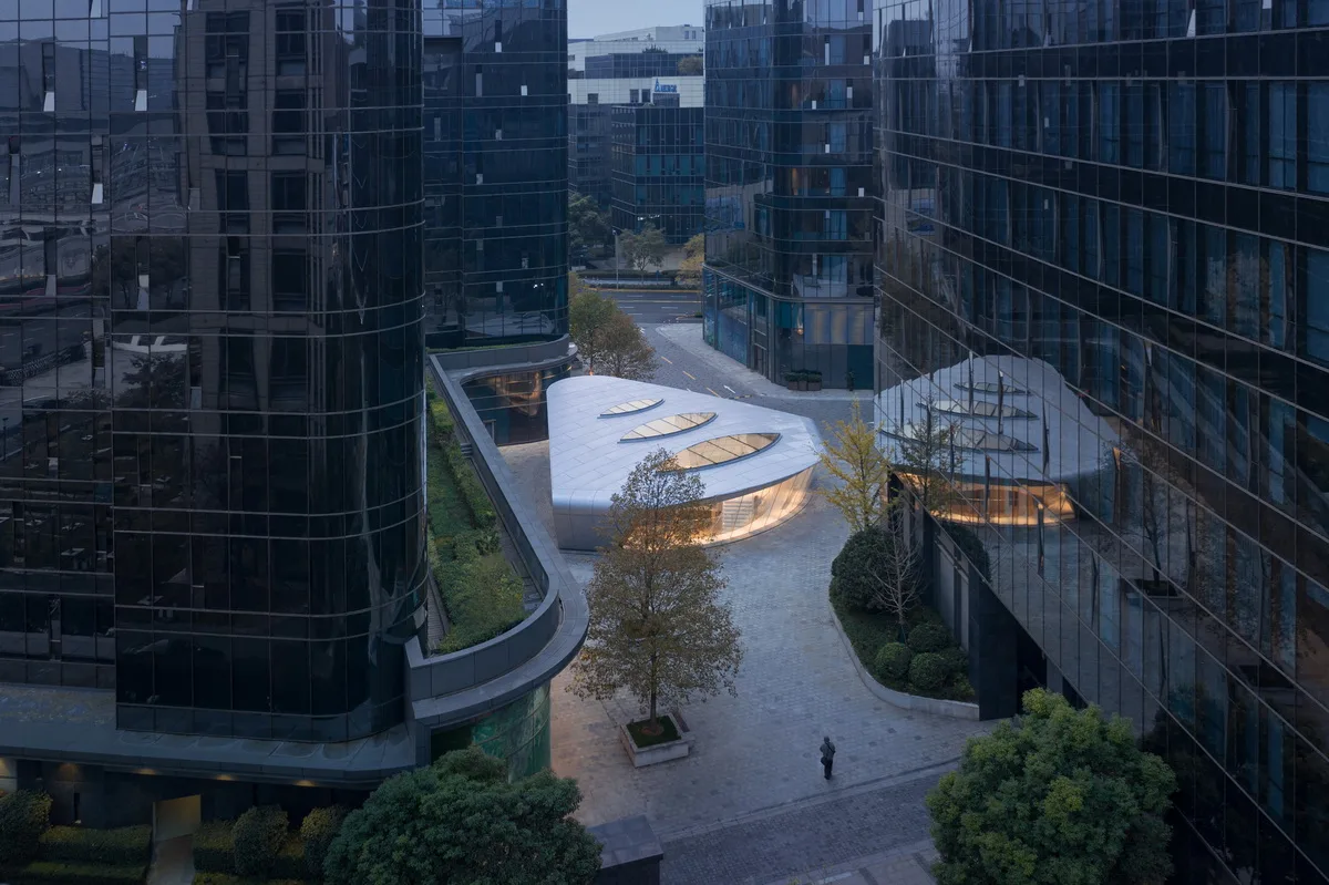 BIM Architecture | Shanghai Hongqiao's First Contemporary Art Museum: A 'Wing' Emerging from the Square Urban Texture / San Yi Design