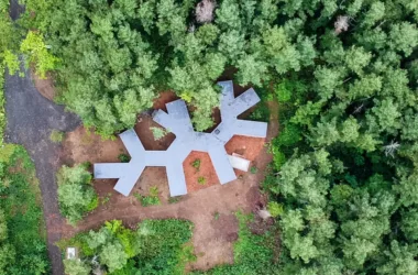 BIM Architecture: Hokkaido Forest Lodge with Extended Structural Elements by Florian Busch Architects-BIM WORLD