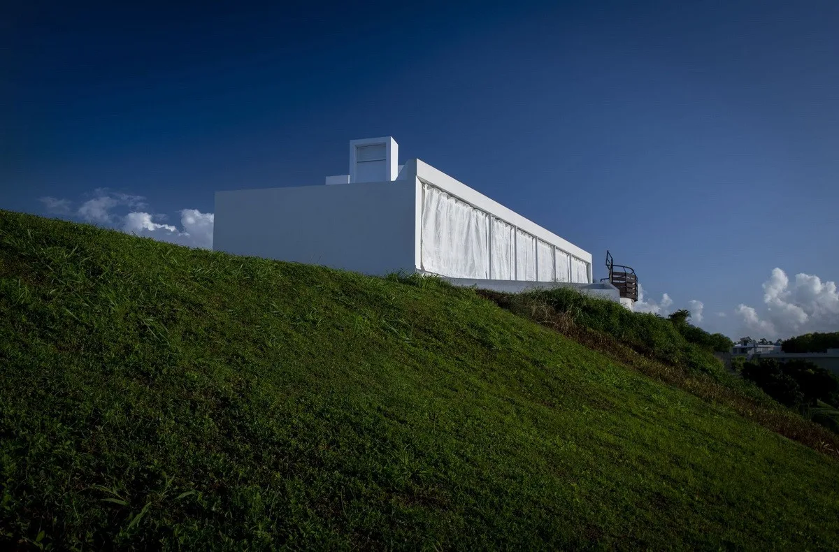 BIM Architecture | Puerto Rico White 'Chimney' Residence: Half Enclosed, Half Outward/FUSTER+Architects