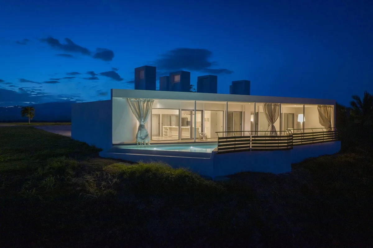 BIM Architecture | Puerto Rico White 'Chimney' Residence: Half Enclosed, Half Outward/FUSTER+Architects