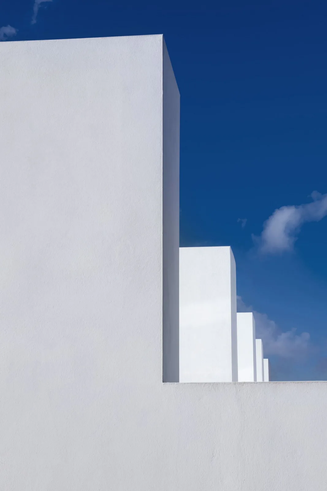 BIM Architecture | Puerto Rico White 'Chimney' Residence: Half Enclosed, Half Outward/FUSTER+Architects