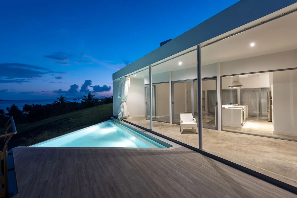 BIM Architecture | Puerto Rico White 'Chimney' Residence: Half Enclosed, Half Outward/FUSTER+Architects