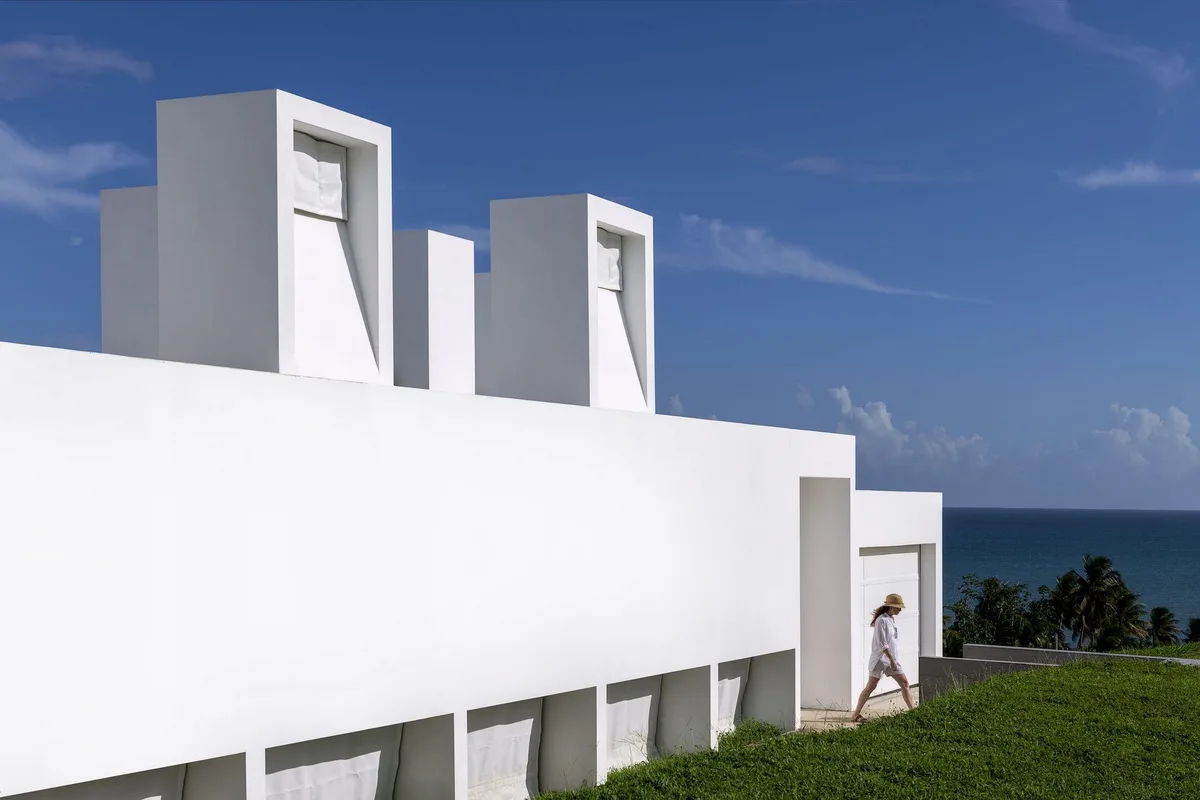 BIM Architecture | Puerto Rico White 'Chimney' Residence: Half Enclosed, Half Outward/FUSTER+Architects