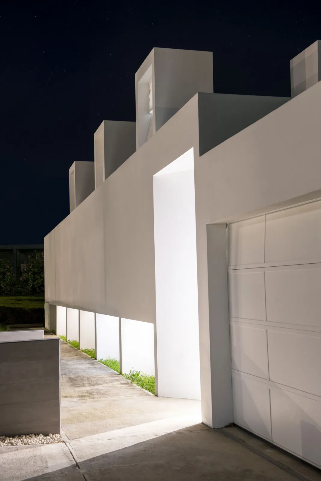 BIM Architecture | Puerto Rico White 'Chimney' Residence: Half Enclosed, Half Outward/FUSTER+Architects