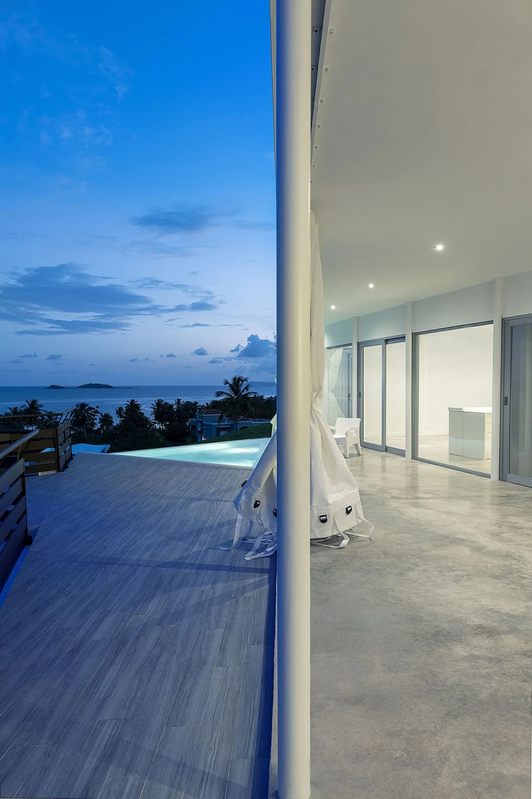 BIM Architecture | Puerto Rico White 'Chimney' Residence: Half Enclosed, Half Outward/FUSTER+Architects