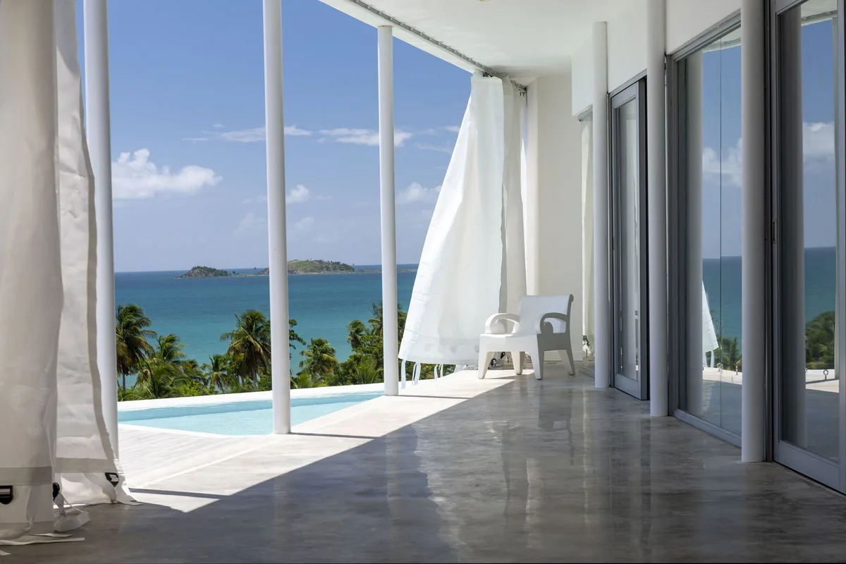 BIM Architecture | Puerto Rico White 'Chimney' Residence: Half Enclosed, Half Outward/FUSTER+Architects
