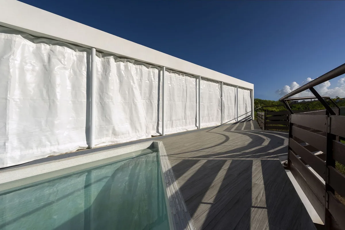 BIM Architecture | Puerto Rico White 'Chimney' Residence: Half Enclosed, Half Outward/FUSTER+Architects