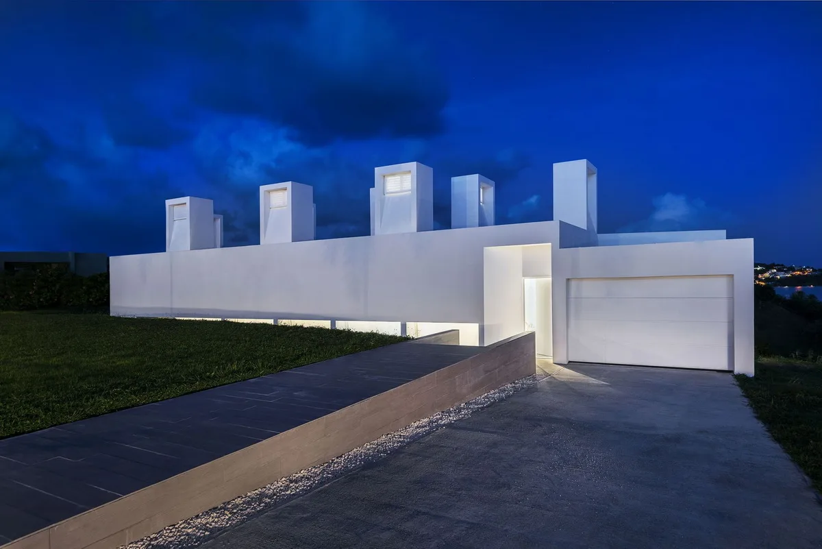BIM Architecture | Puerto Rico White 'Chimney' Residence: Half Enclosed, Half Outward/FUSTER+Architects