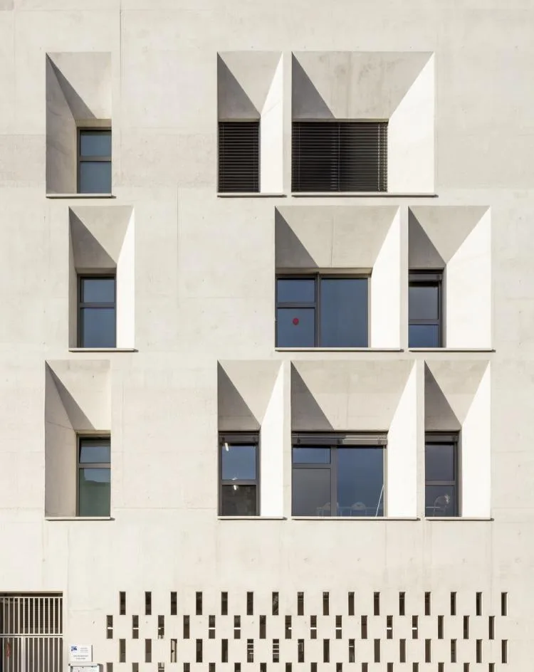 BIM Architecture | Antoine de Ruffi, Marseille Mineral Primary School, with a sculptural exterior that hides warmth and comfort beneath