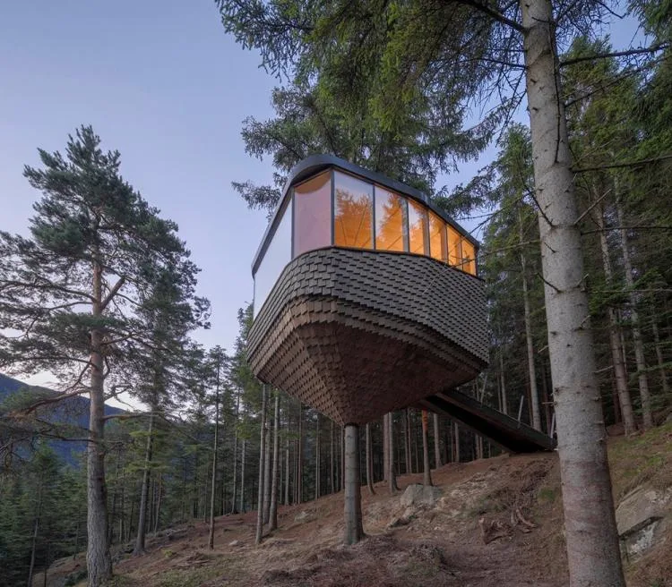 BIM Architecture | Norwegian 'Bird's Nest' style hut, supported by a tree trunk for a 15 ㎡ space/Helen& Hard