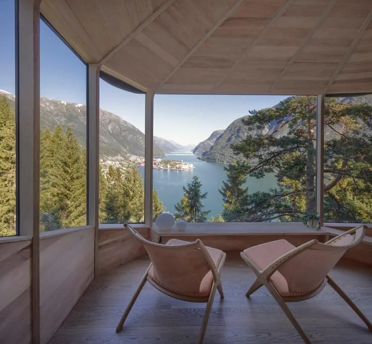 BIM Architecture | Norwegian 'Bird's Nest' style hut, supported by a tree trunk for a 15 ㎡ space/Helen& Hard