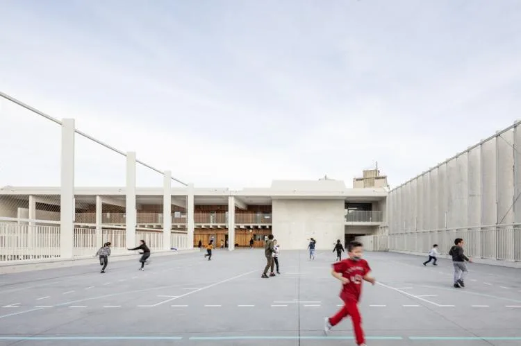 BIM Architecture | Antoine de Ruffi, Marseille Mineral Primary School, with a sculptural exterior that hides warmth and comfort beneath